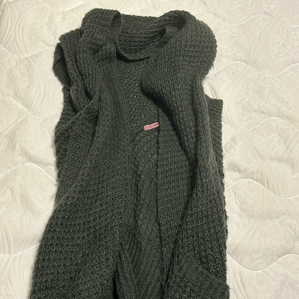 Small, grey, flowy, chunky cardigan.